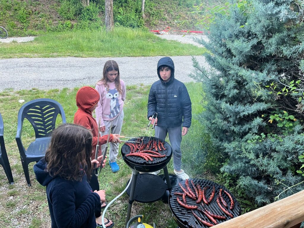 enfants qui font un barbecue